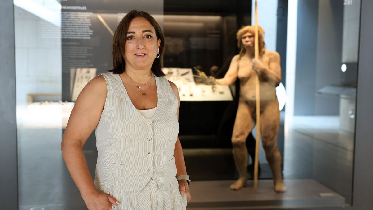 Marga Sánchez Romero posa al inicio de la visita en el Museo Arqueológico Nacional (MAN)