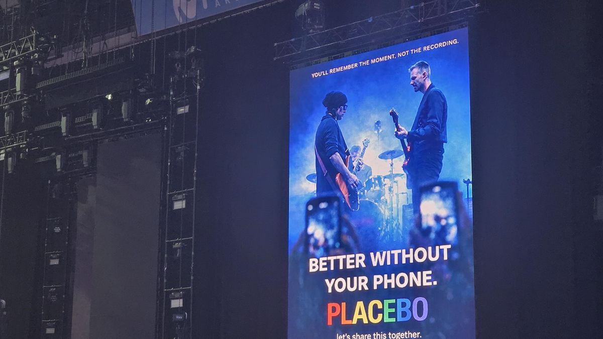"Mejor sin teléfono", advertencia sobre los móviles antes del inicio del concierto de Placebo