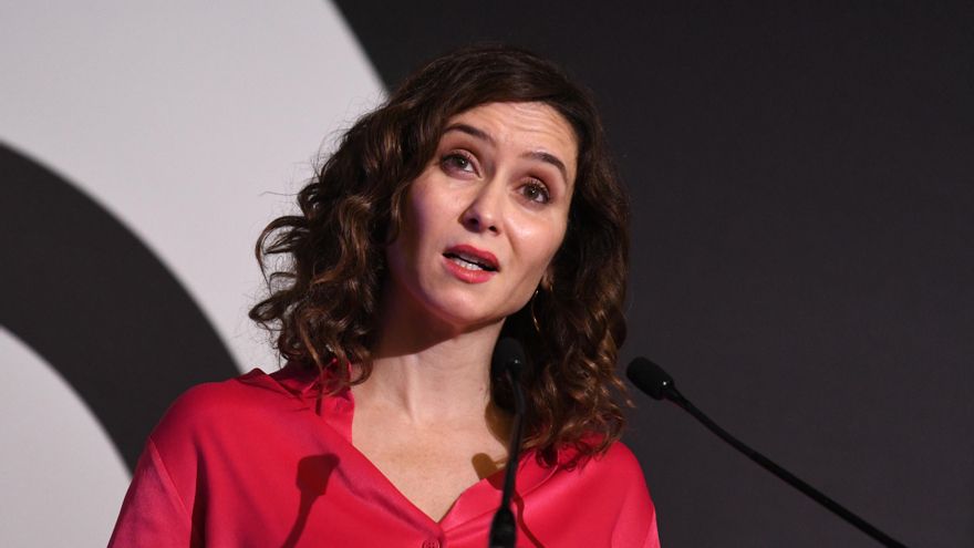 Ayuso asegura que España entra en una dictadura y que para salvar la situación cuenta con el rey, las fuerzas de seguridad y el ejército