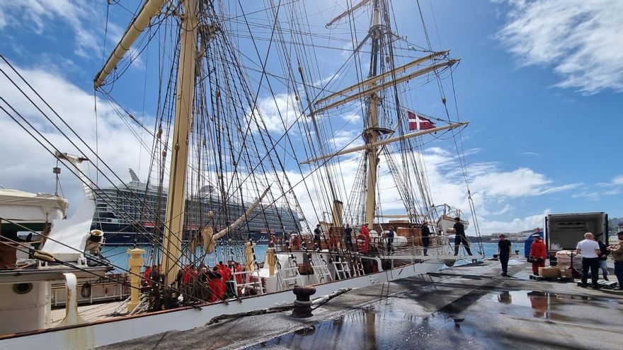 El Danmark, el histórico buque escuela de tres mástiles de la marina mercante danesa,  en el puerto de Santa Cruz de La Palma.