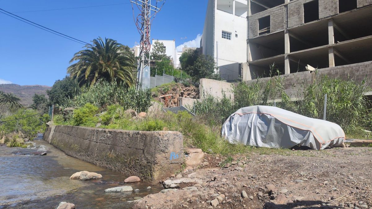 Cauce del Barranco de Mogán, desde donde se puede apreciar la mole de hormigón