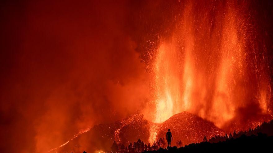 Una persona contempla la erupción del volcán