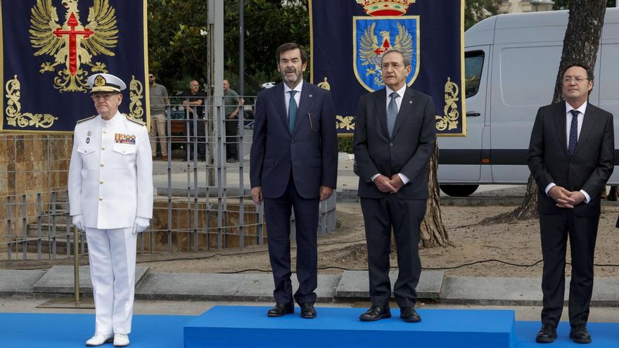 El presidente del Consejo General del Poder Judicial, Vicente Guilarte (2i), el presidente del Tribunal Supremo, Francisco Marín Castán (2d), el fiscal general del Estado, Álvaro García Ortiz (d), y el jefe de Estado Mayor de la Defensa, Teodoro Esteban López Calderón (i), durante el acto de izado de bandera por el X aniversario del reinado de Felipe VI, este miércoles, en los Jardines del Descubrimiento de la plaza de Colón de Madrid. EFE/ Zipi