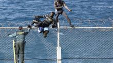 Dos inmigrantes de un reducido grupo saltan el vallado de Ceuta