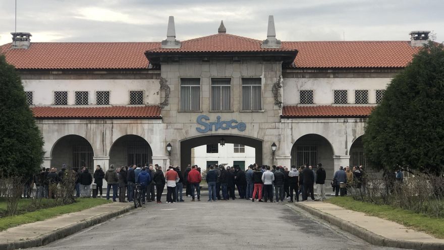 Concentración trabajadores de Sniace en una foto de archivo