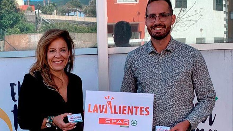 La ONG Lavalientes reparte 6.000 euros en tarjetas de compra entre los Servicios Sociales de los tres ayuntamientos afectados por la erupción