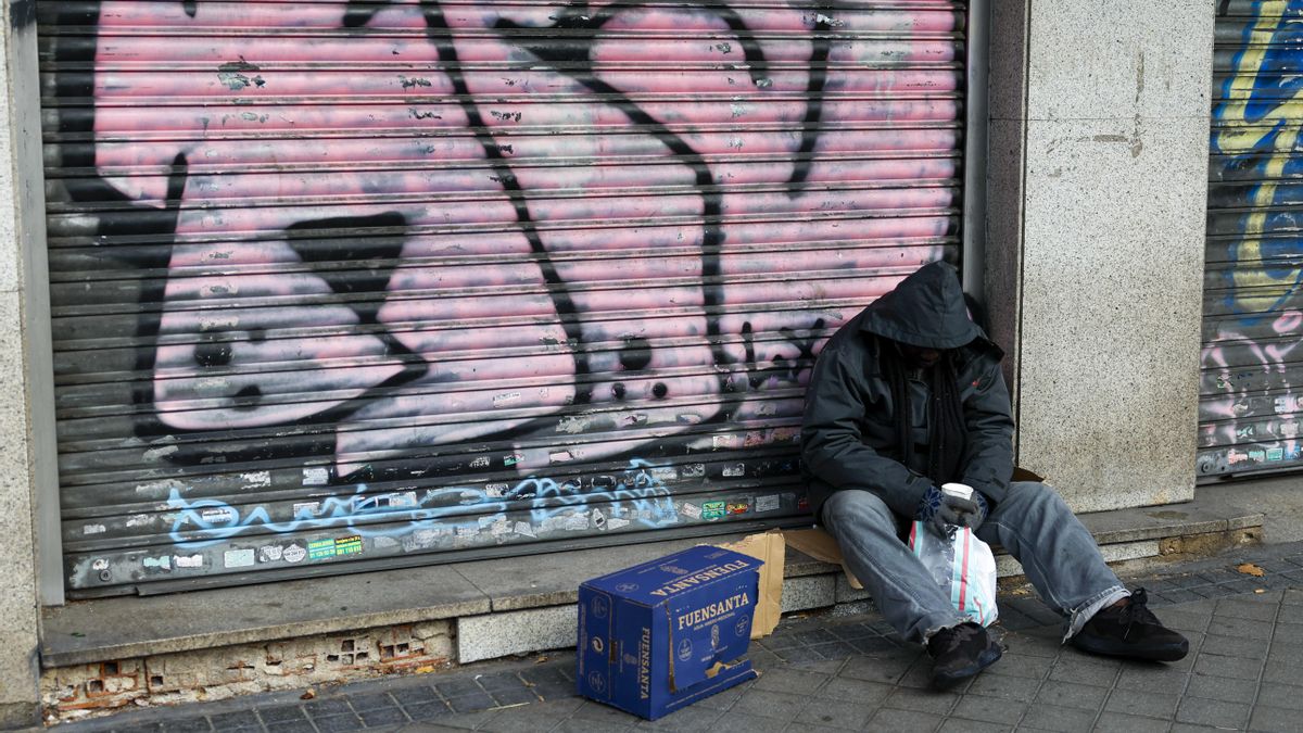 El Defensor del Pueblo pide información a Almeida para aclarar si se están retirando enseres sin permiso a personas sin hogar