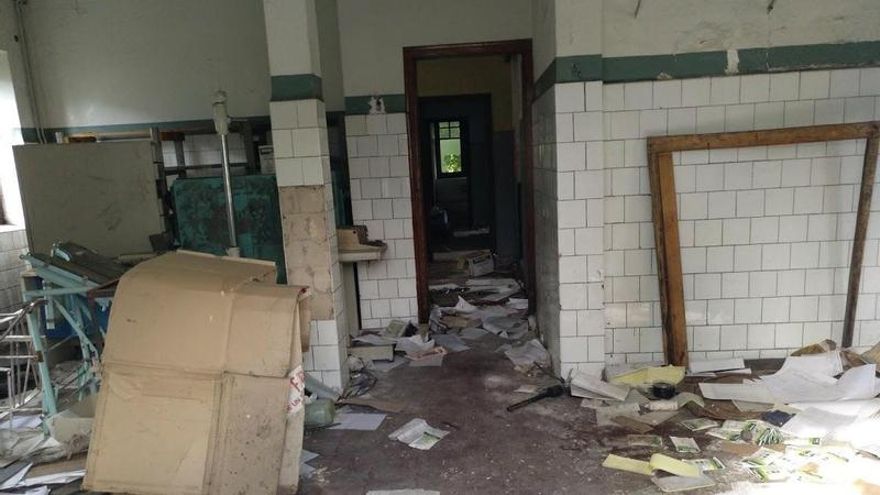 Vandalismo en el hospitalillo de la Estación del Ferrocarril de Villablino, en una imagen de 2020.