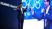 El consejero delegado de la tecnológica china Huawei, Richard Yu, presenta los teléfonos Huawei Mate 10 y el Mate 10 Pro en 2017