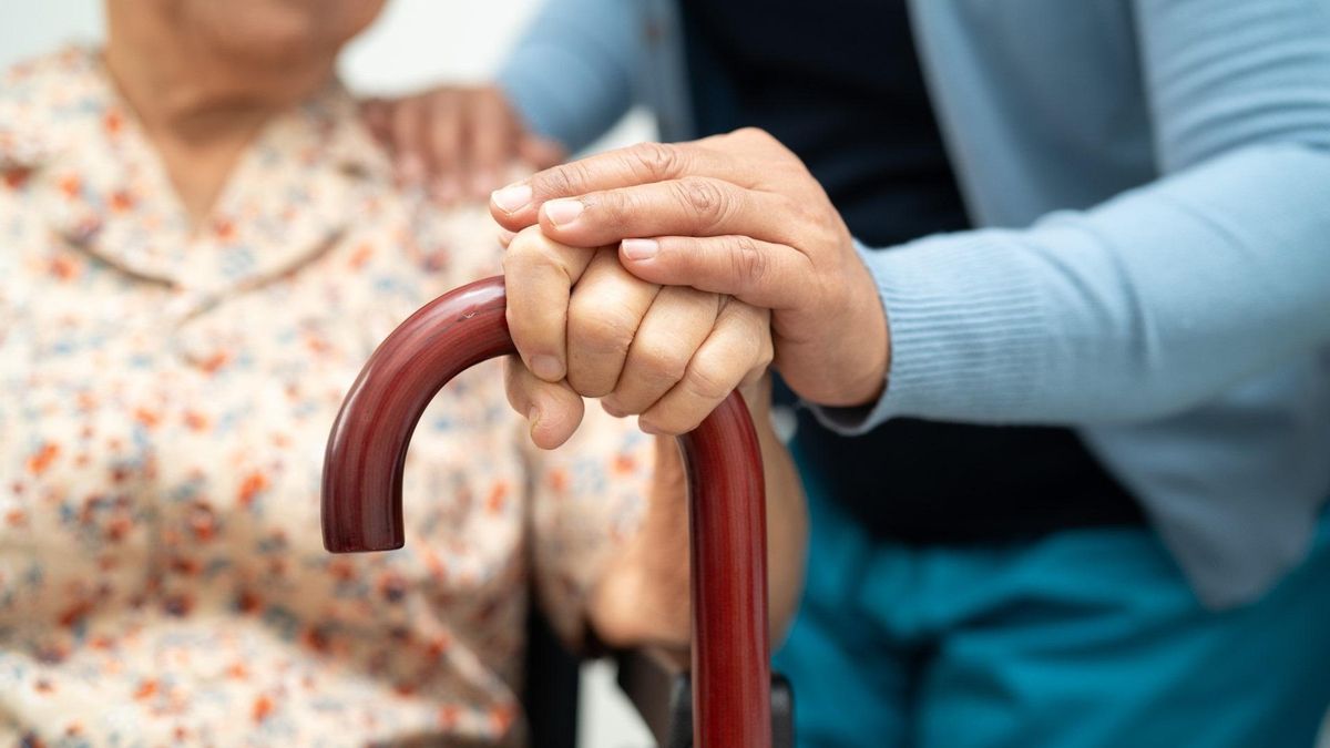 Alerta por el atasco en dependencia en la Comunitat Valenciana: las solicitudes sin valorar se disparan un 33% en 12 meses