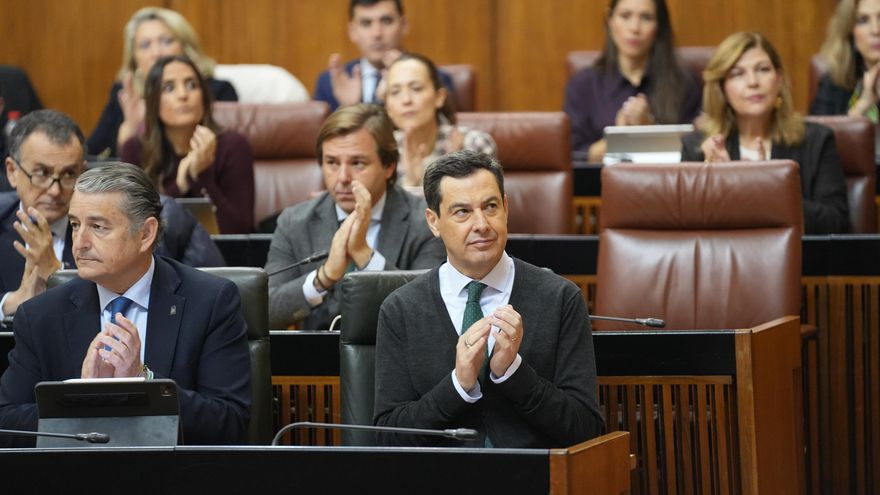 El consejero de Sanidad corrige a Moreno sobre las 23 afectadas por los cribados de cáncer sin dar la cifra real de víctimas