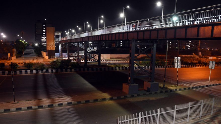 Una calle prácticamente desierta en Nueva Delhi. EE/EPA/STR