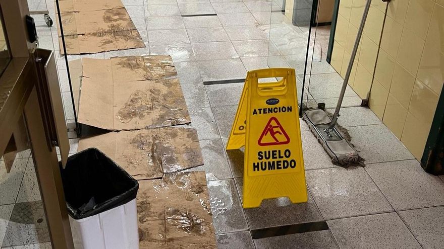"Goteras e inundaciones cada vez que llueve": el estado del centro de salud de Alberite provoca un accidente laboral
