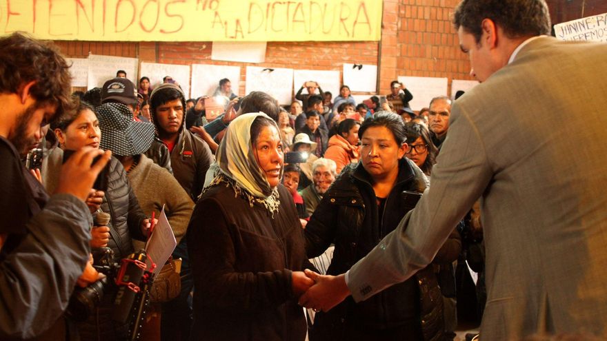 Abrao con familiares de las víctimas de las masacres de Senkata y Sacaba, Bolivia