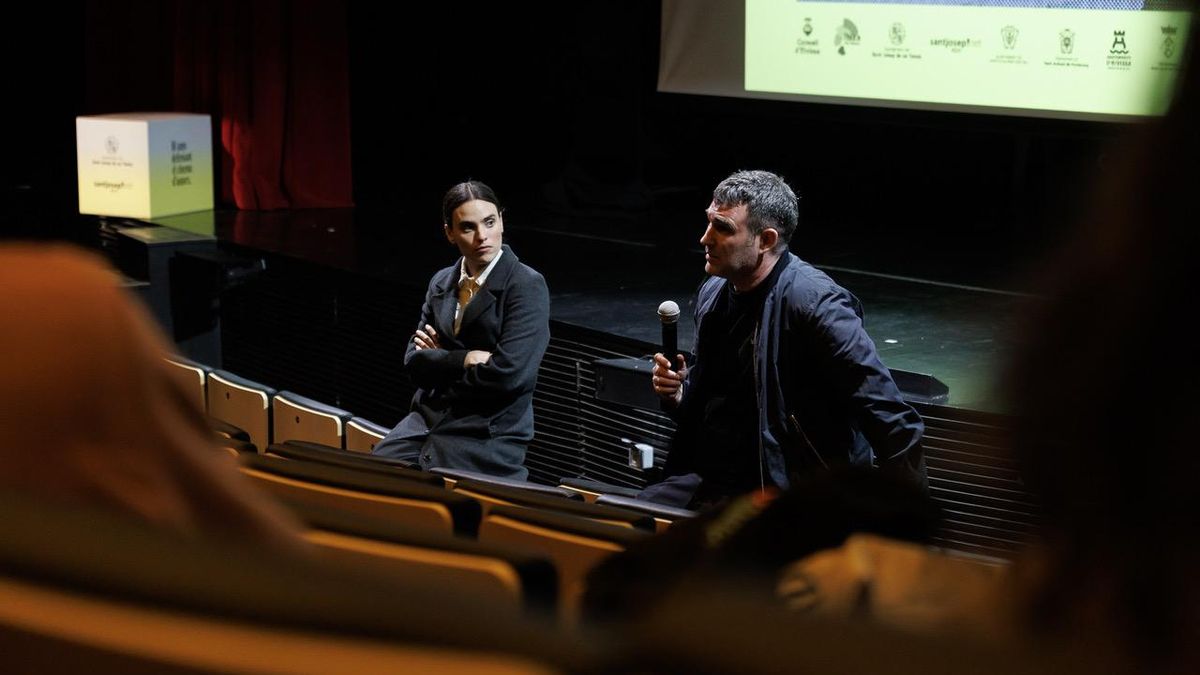 Asier Urbieta y Jone Laspiur, director y actriz principal de ‘Faisaien Irla’, presentan su película al público ibicenco