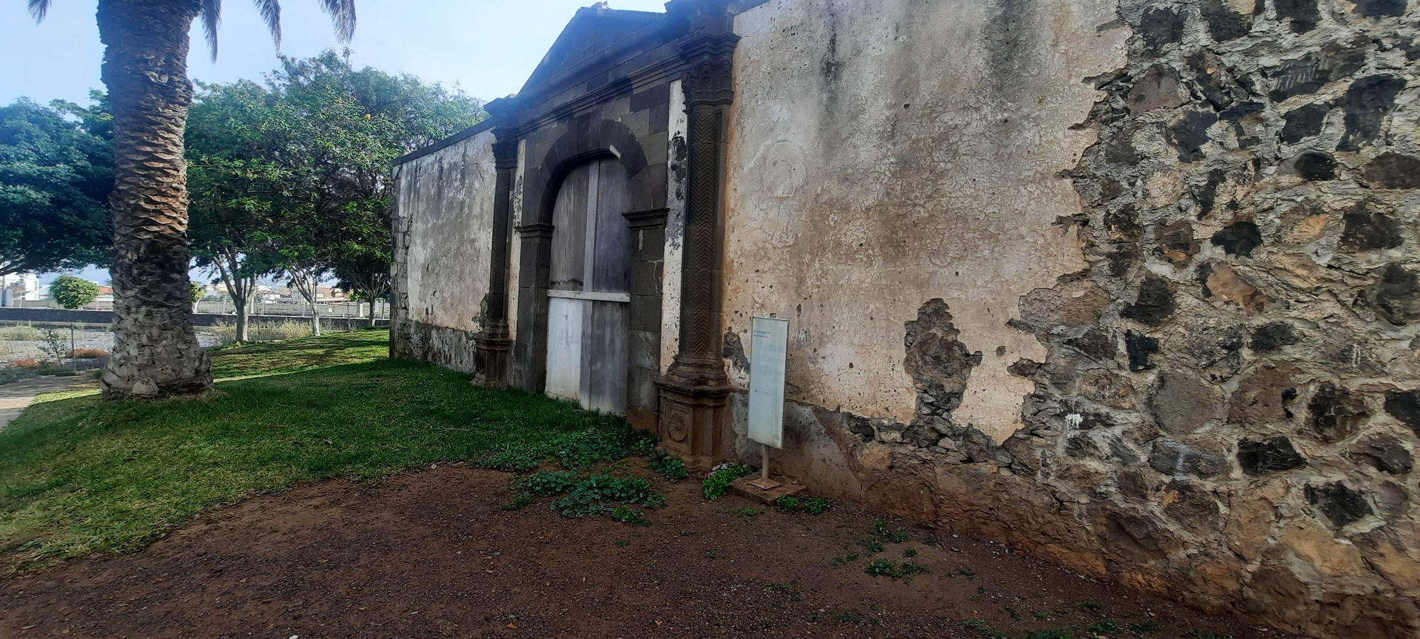 Fachada principal del Cementerio Viejo. Después de 77 años de abandono, el ayuntamiento ha logrado fondos para rehabilitarlo