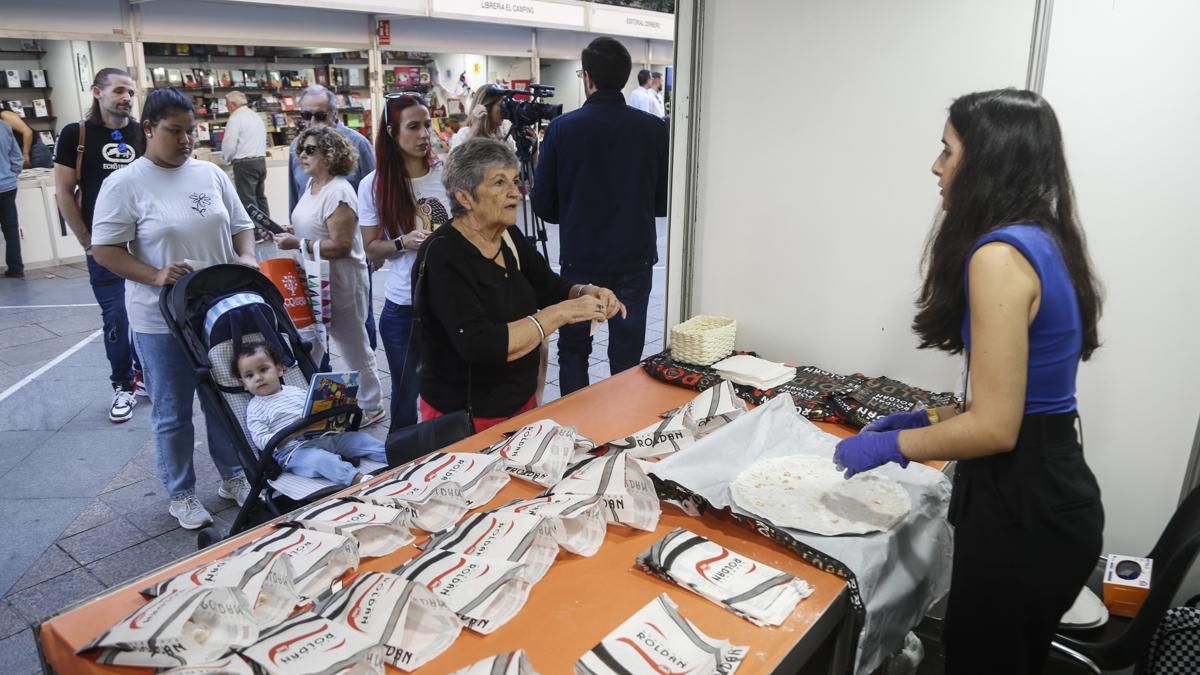 Regalo de pastel cordobés por comprar un libro en la Feria del Libro