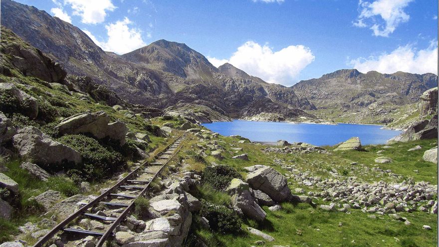 Entre lagos y montañas: una ruta en los Pirineos por antiguas vías de ferrocarril