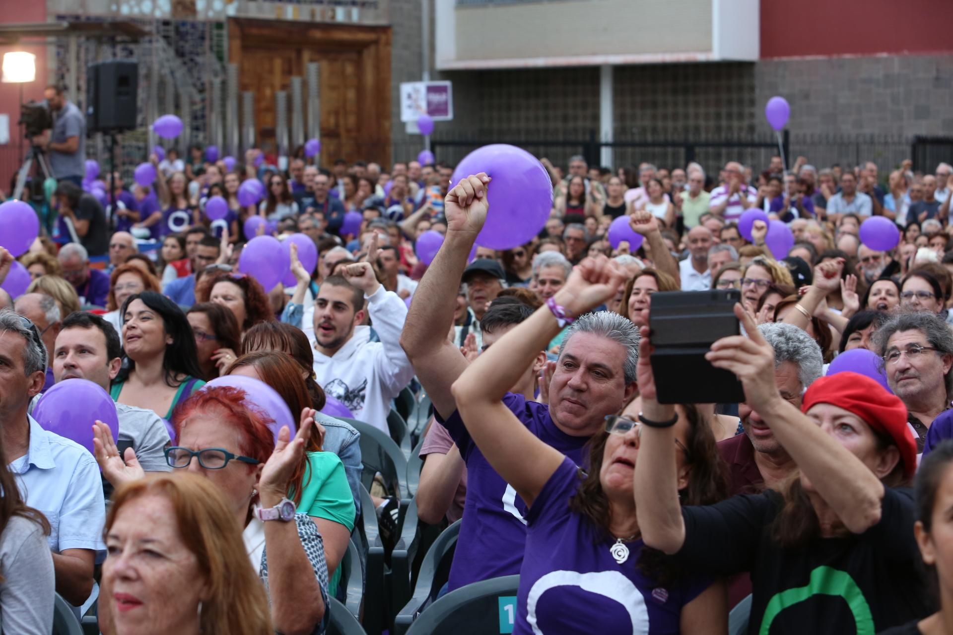 Asistentes al mitin de Podemos en la plaza del Pilar en junio de 2016