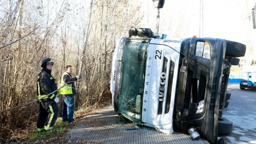 Accidente de un camión en avenida Ingeniero Sáenz de Miera. / Carlos S. Campillo / ICAL