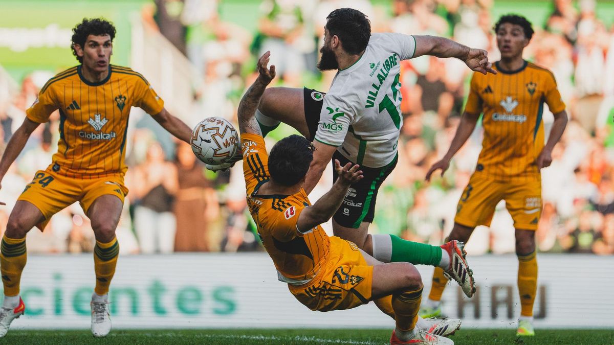 Villalibre disputa un balón en un partido del Racing.