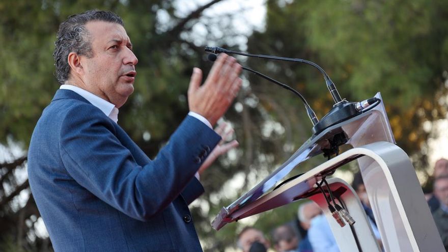 Javier Fernández liderará el PSOE de Sevilla al retirarse su única oponente