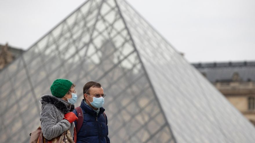 Una pareja pasea ante el Museo Louvre en París, en una fotografía de archivo. EFE/EPA/IAN LANGSDON