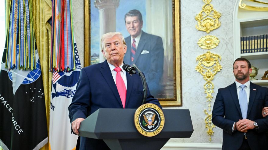 Donald Trum habla junto a Markwayne Mullin, el nuevo secretario del Departamento de Seguridad Nacional, durante la ceremonia de juramento en el Despacho Oval .