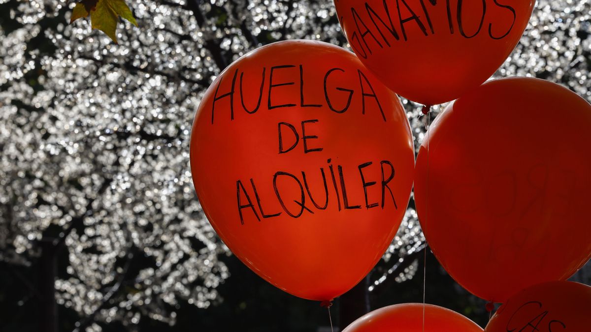 MADRID, 13/10/2024.- El Sindicato de Inquilinas y casi 40 colectivos, en una manifestación en Madrid bajo el lema "Se acabó. Bajemos los alquileres" para forzar una rebaja de precios mientras alientan una huelga de alquileres.EFE/ Chema Moya