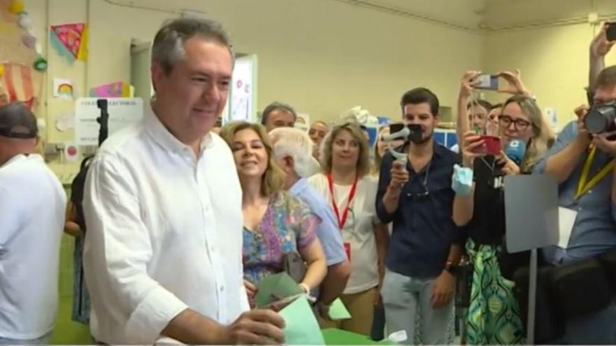 Juan Espadas votando, fotograma del Canal 24 horas.