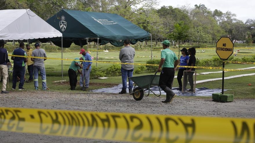 En la imagen, la Comisión 20 de diciembre y las autoridades de Panamá trabajan en el proceso de exhumación de los cadáveres de personas no identificadas muertas durante la invasión de Estados Unidos a Panamá en diciembre de 1989 en la Ciudad de Panamá (Panamá).