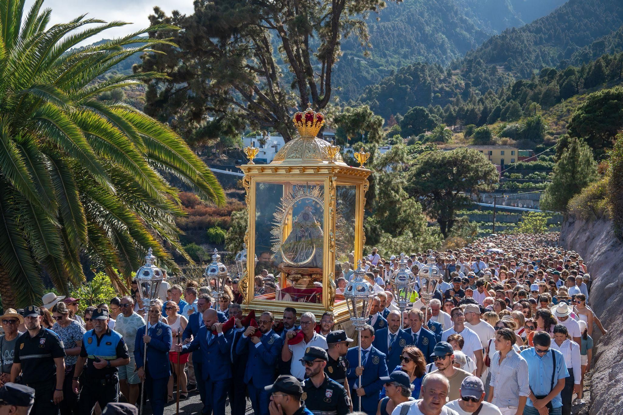 Miles de personas acompañan a la Virgen de las Nieves hasta la iglesia de La Encarnación.