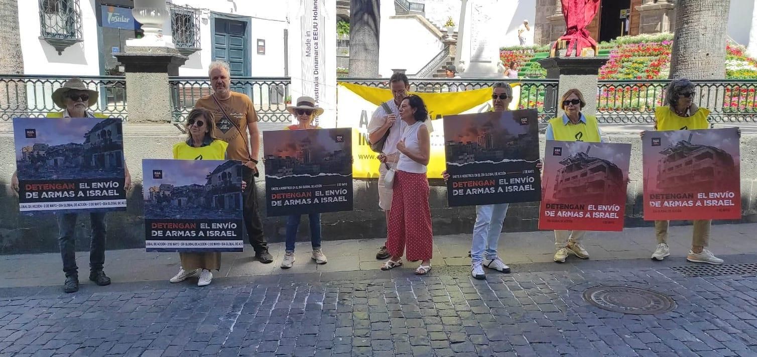 Concentración de activistas de Amnistía Internacional este sábado en Santa Cruz de La Palma.