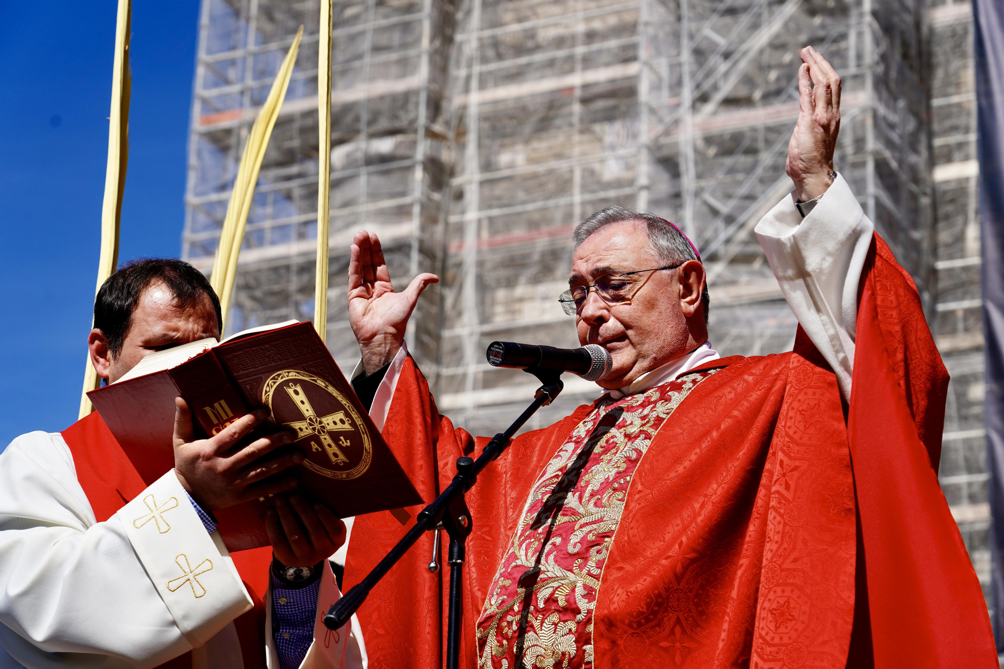 Una procesión de Las Palmas en León bajo el sol y en imágenes