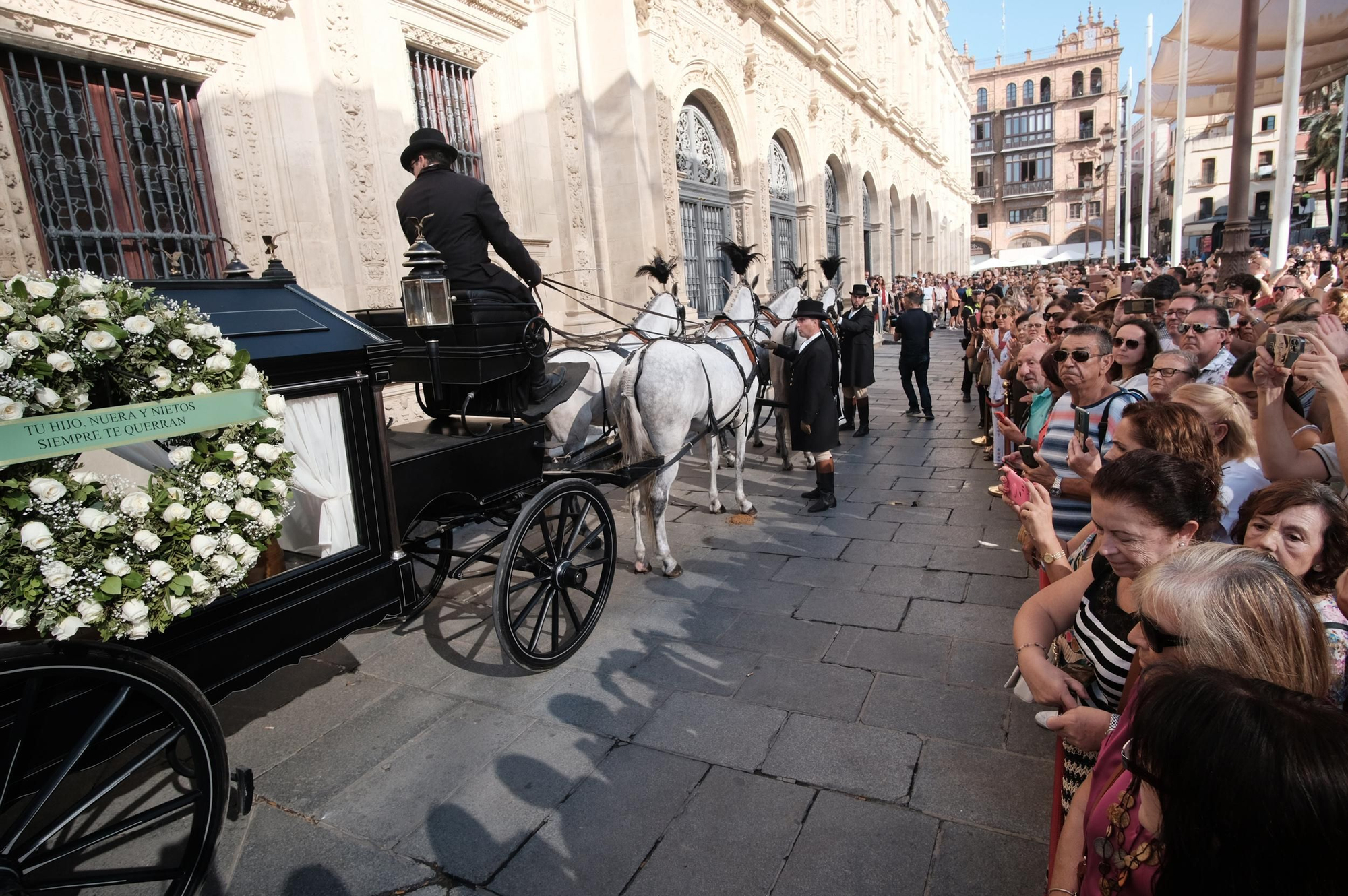 El último paseo de María Jiménez por las calles de Sevilla, en imágenes