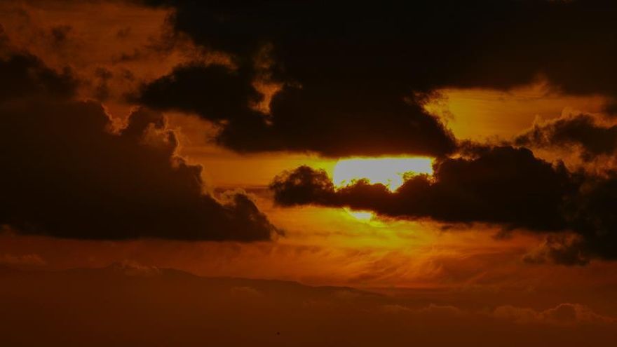 Puesta de sol este sábado desde la playa de Las Canteras en Las Palmas de Gran Canaria.