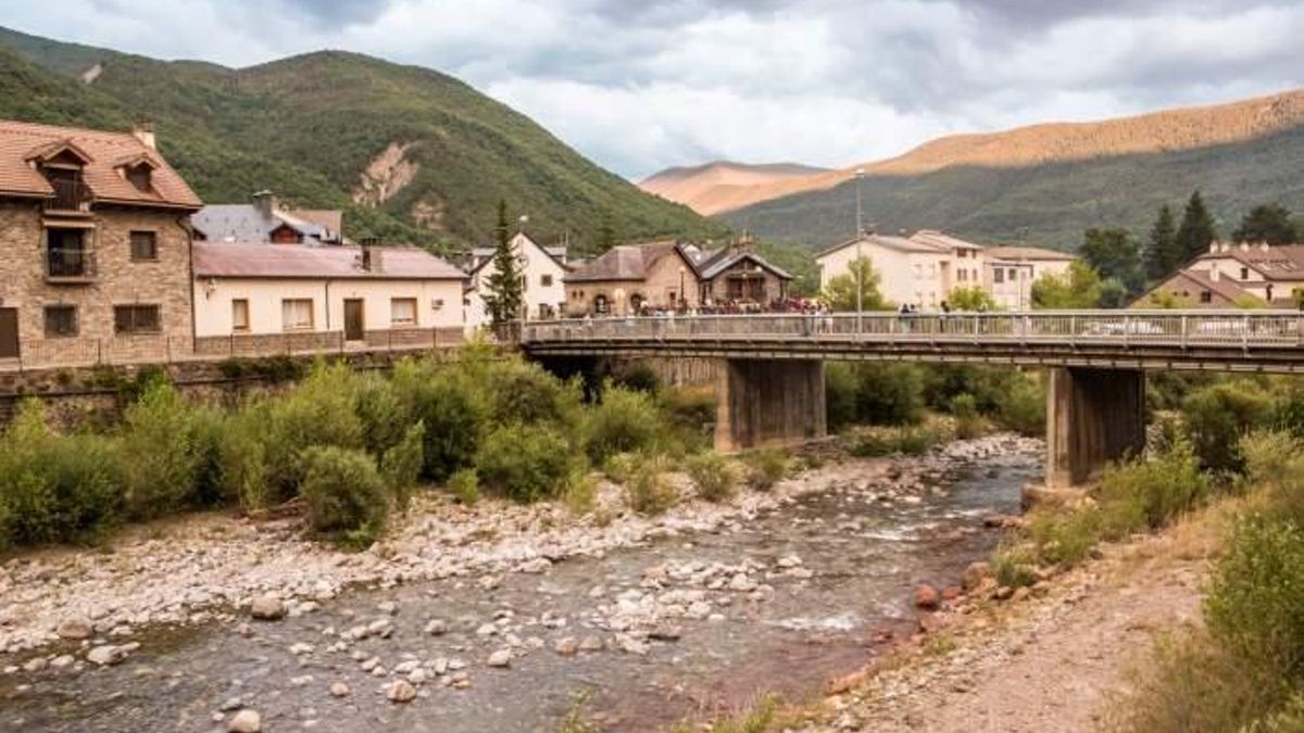 Dos de los principales destinos turísticos del Pirineo cargan contra Azcón por vetar las zonas tensionadas: "Nos abandona"