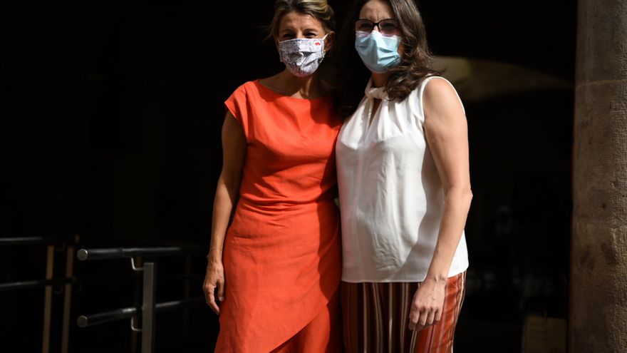 La vicepresidenta segunda del Gobierno, Yolanda Díaz (i) y la vicepresidenta valenciana, Mónica Oltra (d), posan antes de una reunión en el Palau dels Catalá de Valeriola, a 13 de septiembre de 2021, en Valencia, Comunidad Valenciana (España).