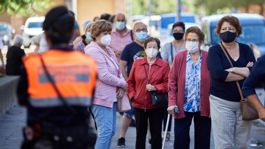 Vecinos del pueblo de Sant Joan de les Abadesses (Girona) esperan para hacerse una prueba PCR durante el cribado masivo realizado en la localidad. EFE/David Borrat.