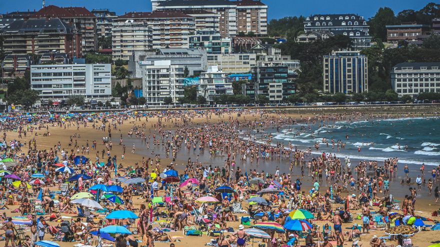 La Fiscalía pide 10 años para un acusado de tomar 8.000 fotos a menores en playas de Santander y crear pornografía infantil con IA