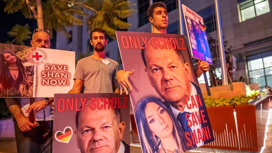 Israel, Tel Aviv: Friends of 22-year-old German Shani Louk, who was kidnapped by Hamas during a music festival, stand with placards in front of the German Embassy to appeal to Chancellor Olaf Scholz and the Red Cross. Scholz in Israel on a visit to show solidarity after the unprecedented Hamas attack on the country.