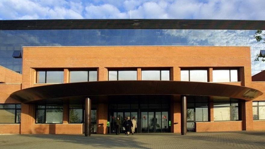 El hospital Sierrallana de Torrelavega vacunó a directivos, al quiosquero y al encargado de los televisores antes que a algunos sanitarios de primera línea