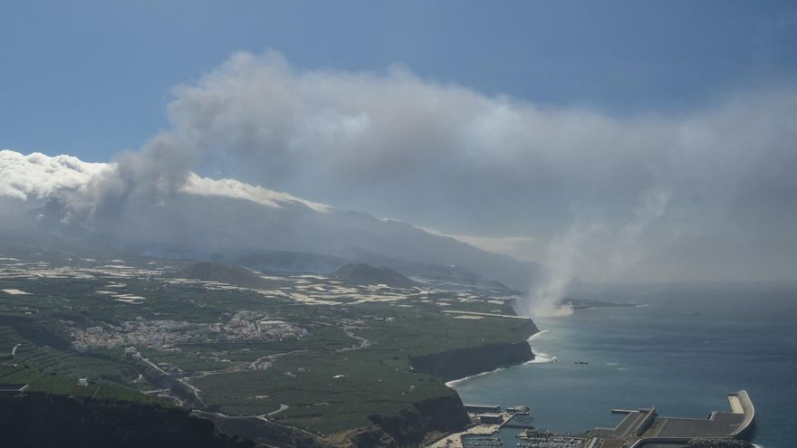Costa de Tazacorte, con el volcán de Cumbre Vieja a la izquierda y la nube de vapores a la derecha, lugar en el que la lava cae al mar