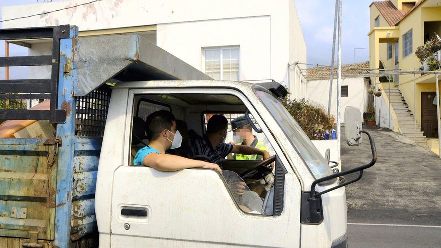 Un guardia civil controla el paso de una camioneta durante el desalojo de varias zonas del municipio de Los Llanos de Ariadne