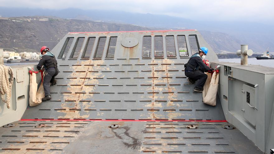 La tripulación de la Armada prepara el desembarco en Puerto Naos.