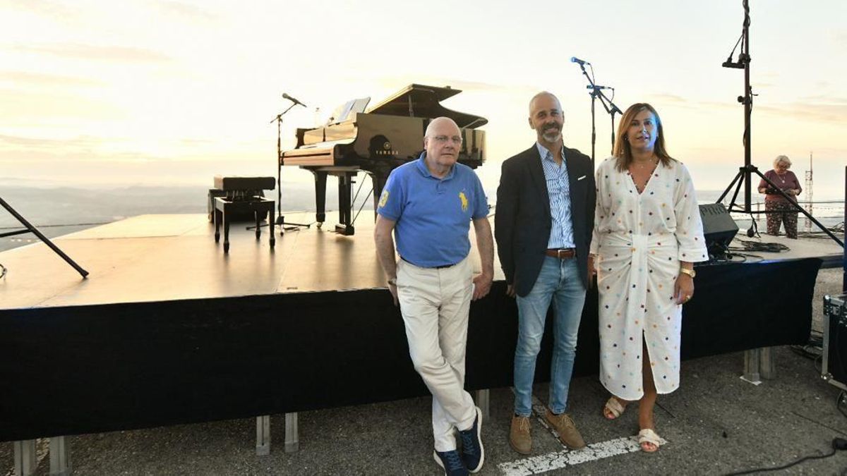 El consejero de Educación, Formación Profesional y Universidades, Sergio Silva, asiste al concierto de Carmen París, que inaugura el ciclo ‘Cantabria Infinita. Panorámica 2023’