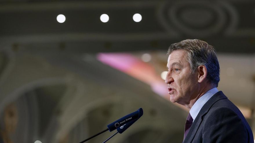 El líder del PP, Alberto Núñez Feijóo, presenta la intervención del presidente de Melilla, Juan José Imbroda, en un desayuno informativo del Forum Europa este martes en Madrid.