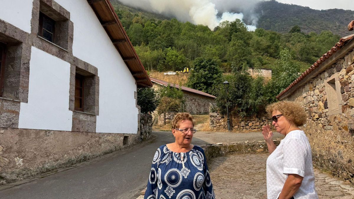 Veneranda Álvarez y Silvia Caunedo vigilando el fuego que asola su pueblo, en Somiedo.
