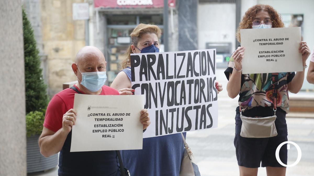 Concentración del personal interino y laboral indefinido no fijo en las puertas del Ayuntamiento de Córdoba