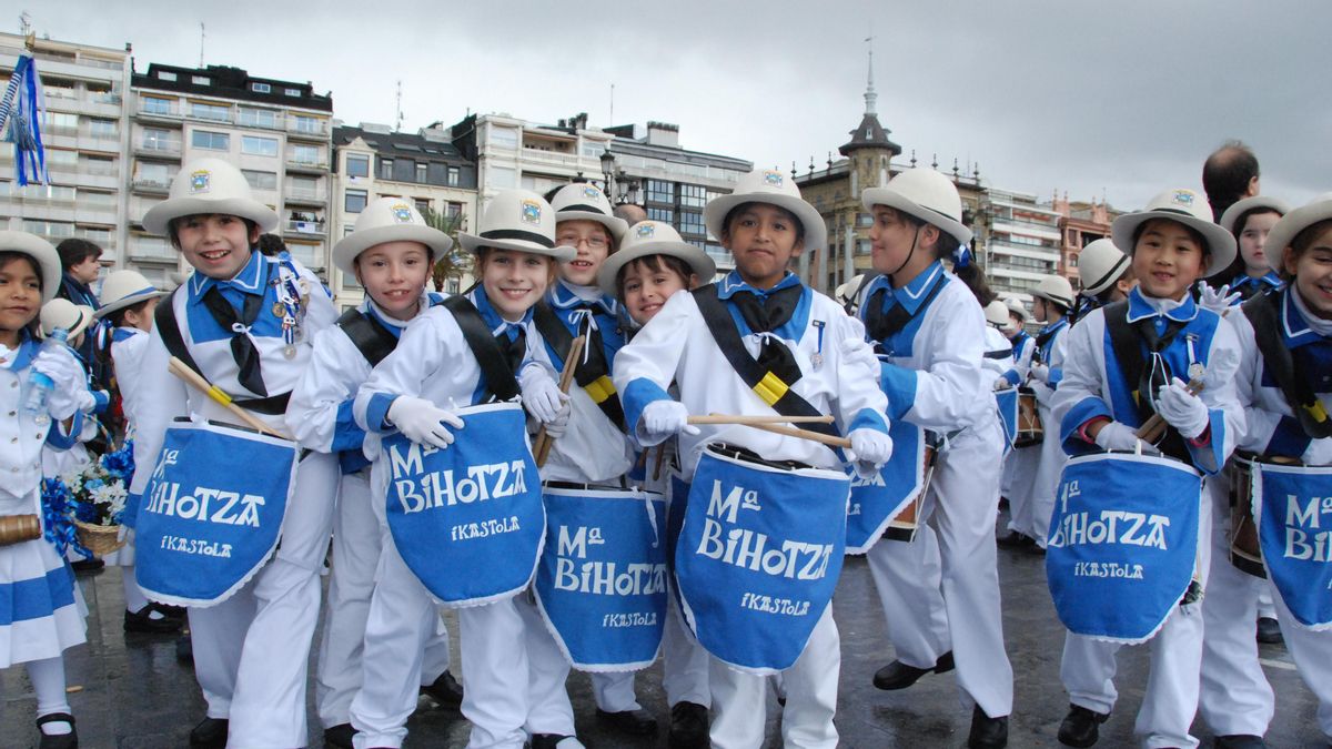 Previo a la salida de la Tamborrada Infantil de 2010 unos niños y niñas posan ante la cámara